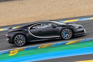 Siêu xe Bugatti Chiron nhanh hơn cả xe đua Le Mans