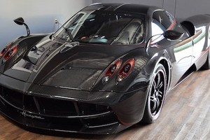 Siêu xe Pagani Huayra vỏ carbon trần “độc nhất vô nhị“