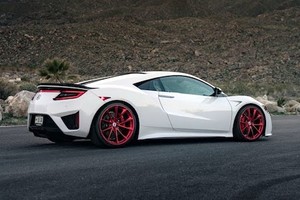 Siêu xe Acura NSX ấn tượng với “chân dài hàng thửa“