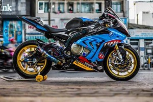 Siêu môtô BMW S1000RR khoe “hàng khủng” ở Sài Gòn