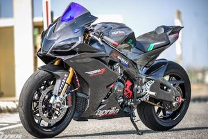 Siêu môtô Aprilia RSV4 APRC độ “full bài” xe đua WSBK