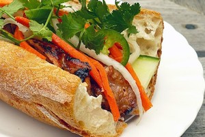  Thưởng thức bánh mì thịt nướng ngon nhất thế giới tại Sài Gòn