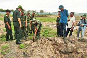 Ảnh: Tìm mộ các liệt sĩ trong công trường sân bay Tân Sơn Nhất