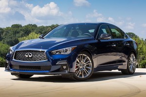 Xe sang Infiniti Q50 giá 777 triệu “đấu” Mercedes C-Class