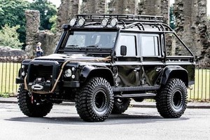 "Soi" siêu SUV Land Rover Defender khủng từ phim 007