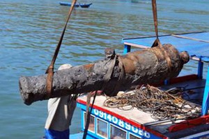 Cận cảnh những khẩu thần công “dưới nước chui lên”