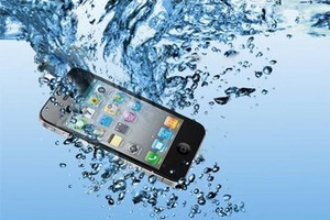 Mách bạn cách xử trí khi smartphone bị rơi xuống nước