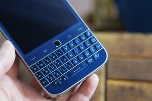 Cận cảnh BlackBerry Classic màu xanh cực độc ở Việt Nam