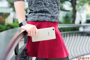 Ngắm nữ sinh quyến rũ cầm điện thoại Oppo R7s vàng kim