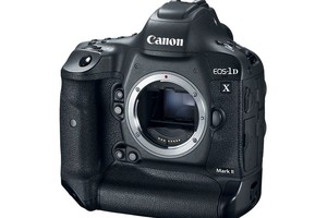 Soi máy ảnh canon EOS 1D X Mark II giá hơn 133 triệu đồng