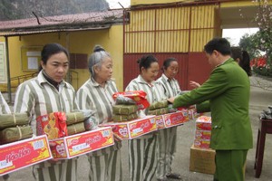 Mùa xuân sau cánh cổng trại giam