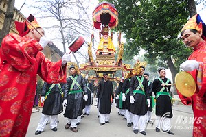 Trai làng mặc váy múa "con đĩ đánh bồng" tại Hoàng thành