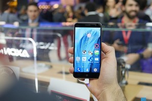  Cận cảnh điện thoại ZTE Blade V7 dáng nuột tại MWC 2016