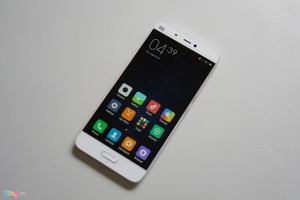 Mở hộp điện thoại Xiaomi Mi 5 đầu tiên tại Việt Nam