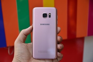 Mở hộp điện thoại Samsung Galaxy S7 edge vàng hồng đầu tiên ở VN