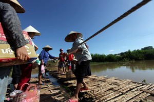 Chen chúc vượt sông sâu bằng bè tự chế