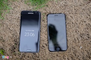 Xem phiên bản màu đen của Galaxy S7 edge và iPhone 7 đọ dáng