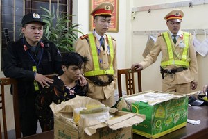 Bắt nam thanh niên một mình vận chuyển 73 bánh heroin