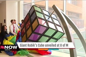 "Cao thủ" xoay rubik cũng cảm thấy khó nhằn trước khối rubik này 