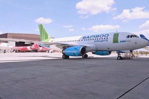 'Táy máy' mở cửa thoát hiểm trên máy bay, khách Bamboo Airways có thể bị phạt thế nào?