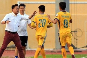 Những ông thầy V.League và “ác mộng” khi chủ tịch thích cầm sa bàn