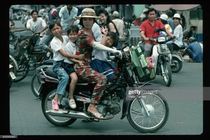 Ảnh độc: Giao thông ở TP. HCM năm 1994 qua ống kính Peter Turnley