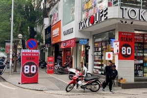 Black Friday: Thời trang giảm giá 'sập sàn' tới 80%, khách vẫn thờ ơ