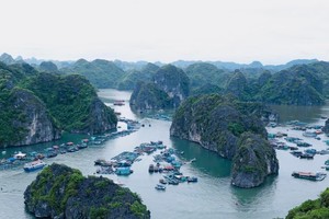 ‘Vượt sóng vượt gió’ ra đảo Cát Bà, tham quan vịnh Lan Hạ