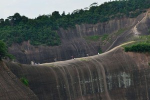 Ngọn núi kỳ vĩ, trông như lưỡi dao khổng lồ