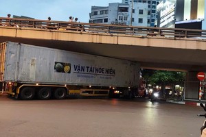 Tài xế xe container mắc kẹt dưới gầm cầu Ngã Tư Sở khai gì?