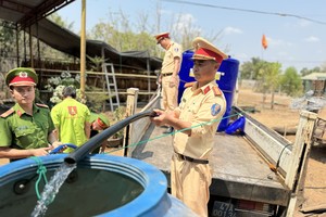 Bộ đội, Công an mang nước sạch tận nhà ứng cứu huyện vùng biên 