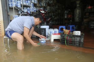 Tiểu thương làng gốm Bát Tràng thiệt hại nặng nề do ngập lụt