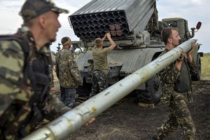 Ukraine: Vũ khí hạng nặng ùn ùn kéo vào Donbass 