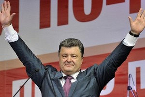 Ukraine sắp vỡ nợ nhưng TT Poroshenko lại giàu gấp bội