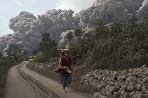 Núi lửa Sinabung phun trào, hàng nghìn người sơ tán 