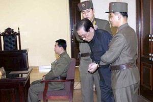 Kim Jong-un nhổ cỏ tận gốc người thân Jang Song-thaek?