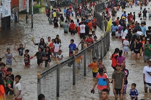 Đường phố thủ đô Indonesia biến thành sông