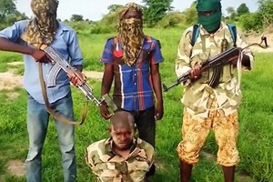 Boko Haram tung video chặt đầu tù binh như phiến quân IS