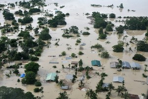 Người dân Myanmar oằn mình chống lũ lụt 