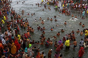 Tận mắt hàng nghìn tín đồ Hindu tắm sông