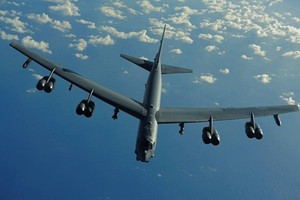   Mỹ đem B-52 bay gần các đảo nhân tạo ở Biển Đông