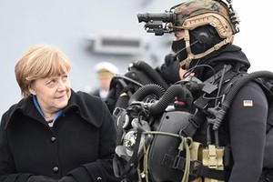 Thủ tướng Đức Merkel trong những lần tới thăm quân đội