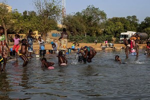 Cuộc sống đời thường bên bờ sông Niger qua ảnh