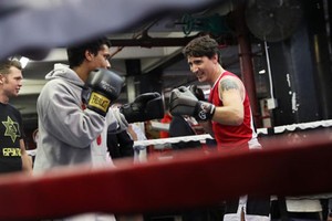 Chùm ảnh Thủ tướng Canada điển trai phô diễn tài chơi boxing