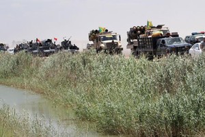 Chùm ảnh đoàn xe quân sự Iraq rầm rập kéo về Fallujah