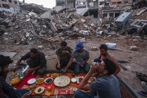 Ảnh: Tháng ăn chay Ramadan ngoài chiến tuyến ở Syria