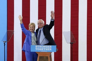 Ứng viên Bernie Sanders tuyên bố ủng hộ bà Hillary Clinton