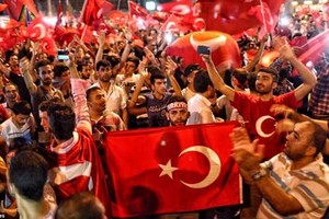 Dân đổ ra đường ủng hộ Tổng thống Erdogan sau đảo chính 