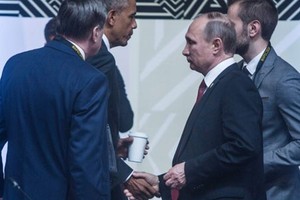 Ảnh: Tổng thống Putin bắt tay hờ hững với TT Obama tại APEC