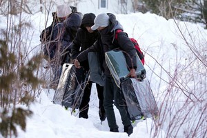 Dân di cư ồ ạt vượt biên sang Canada